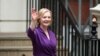 Liz Truss melambaikan tangannya di luar markas Partai Konservatif, setelah diumumkan sebagai Perdana Menteri Inggris berikutnya, di London, Inggris 5 September 2022. (REUTERS/Phil Noble)