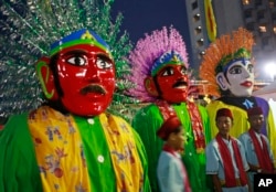 Sekelompok remaja berdiri depan Ondel-Ondel dalam perayaan Tahun Baru di Jakarta, 31 Desember 2017.