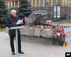 前克格勃总部大楼前，宣读政治迫害遇难者姓名