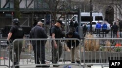 Istražitelji pred sudom na Menhetnu gde se zapalio muškarac (Foto: AFP/ANGELA WEISS)