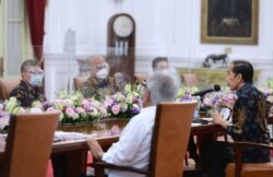 Presiden Joko Widodo bertemu dengan perwakilan sejumlah asosiasi profesi untuk membahas perencanaan pembangunan ibu kota baru Indonesia, di Istana Kepresidenan, Jakarta, Kamis, 15 April 2021. (Foto: Biro Pers Sekretariat Presiden)