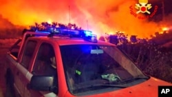 Italijanski vatrogasci i požar nedaleko od Mandasa, na fotografiji koju su napravili vatrogasci, na jugu Sardinije, Italija, 12. avgusta 2021.