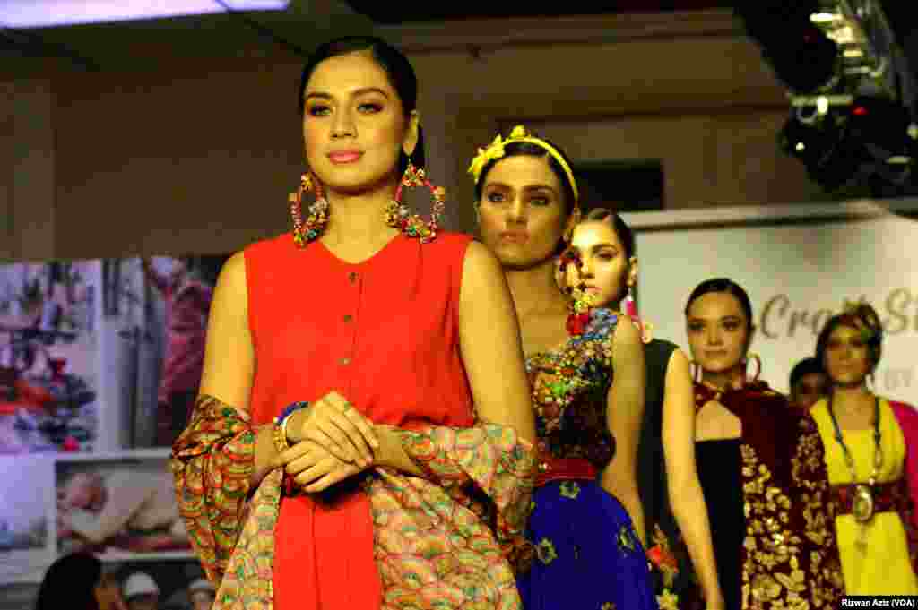 巴基斯坦伊斯兰堡的时装秀展示阿富汗难民手工制作的首饰(联合国难民署,2018年9月8日)。