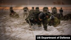 2025년 2월 7일 한국 평택에 있는 캠프 험프리스에서 열린 주한미군 부사관학교의 마지막 체력 훈련에 참가한 한미 장병들의 모습. 사진 = 미국 국방부.