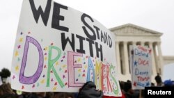 Protesti pristalica programa DACA ispred Vrhovnog suda (arhiva)