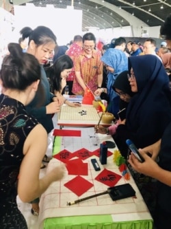 Henoch Pradana memperkenalkan bahasa Mandarin dalam sebuah pameran pendidikan. (Foto: Courtesy/Dokumentasi Pribadi)