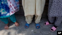 Para perempuan Kashmir tampak menunggu di luar kantor polisi untuk mendengar kabar suami atau kerabatnya yang ditahan, Selasa (20/8). 