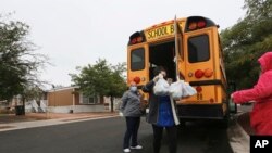Petugas sekolah negeri Santa Fe membagikan bantuan sarapan dan makan siang kepada warga sekitar di Santa Fe, New Mexico, saat pandemi COVID-19 melanda pada 9 September 2020. (Foto: AP/Cedar Attanasio)