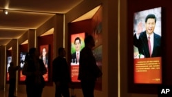 北京的中国军事博物馆的长征展览中有习近平等先后5位领导人的肖像（2016年10月24日）