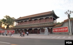 中国权力中枢所在地中南海的大门新华门，两侧有“伟大的中国共产党万岁”、“战无不胜的毛泽东思想万岁”的标语