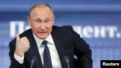 Presiden Rusia Vladimir Putin dalam konferensi pers akhir tahun di Moskow, Rusia, 17 Desember 2015.