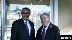 Direktur Jenderal Organisasi Kesehatan Dunia (WHO) Tedros Adhanom Ghebreyesus, kiri, menyambut Sekretaris Jenderal AS Antonio Guterres di kantor pusat WHO di Jenewa, Swiss, 24 Februari 2020. (Foto: Reuters)