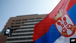 조 바이든 미국 대통령 당선인이 차기 정부의 국방장관으로 지명한 로이드 오스틴 전 중부사령부 사령관을 델라웨어 윌밍턴 퀸즈극장에서 소개하고 있다.