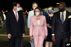 Ketua DPR AS Nancy Pelosi, tengah, tiba di Taipei, Taiwan, Selasa, 2 Agustus 2022. (Kementerian Luar Negeri Taiwan via AP)
