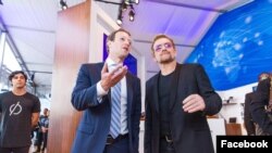 Mark Zuckerberg dan Bono mengunjungi ruang inovasi di markas besar PBB hasil kerjasama Facebook dan PBB untuk menunjukkan pentingnya konektivitas bagi warga dunia.