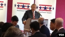梅嫩得兹参议员在台北发表演讲 (美国之音雅莉拍摄)