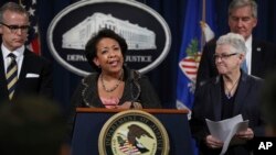 Jaksa Agung AS Loretta Lynch (tengah), bersama para pejabat terkait lainnya dalam konferensi pers mengenai resolusi pidana dan perdata dengan Volkswagen (11/1) di Departemen Kehakiman, Washington, DC. (AP/Manuel Balce Ceneta)