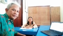 Muslam Hadiwiguna Putra dan siswi Penghayat Kepercayaan di salah satu sekolah di Cilacap, Jawa Tengah. (Foto: Muslam)