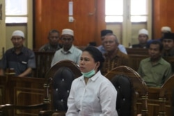 Meiliana (44 tahun), perempuan keturunan Tionghoa yang beragama Budha, saat menghadiri sidang penistaan agama di pengadilan negeri Medan, Sumatra, Selasa (21/8).