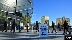 Red za glasanje na stadionu u Las Vegasu u Nevadi, na izborni dan 5. novembra 2024. (Foto: AFP/Frederic J. Brown)