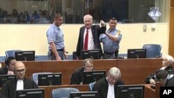 前波斯尼亚塞族军队指挥官姆拉迪奇在法庭对法官大喊