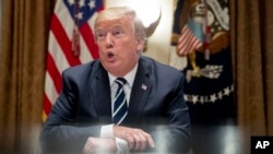 川普总统在白宫内阁室会晤国会成员时与媒体讲话。(2018年7月17日)