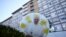 Sebuah balon dengan gambar Paus Fransiskus tampak dipajang di luar Rumah Sakit Gemelli, tempat Paus Fransiskus dirawat, di Roma, Italia. 