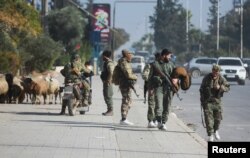 Anggota pasukan antipemerintah Suriah berjalan di sepanjang jalan di Aleppo. (Foto: Reuters)