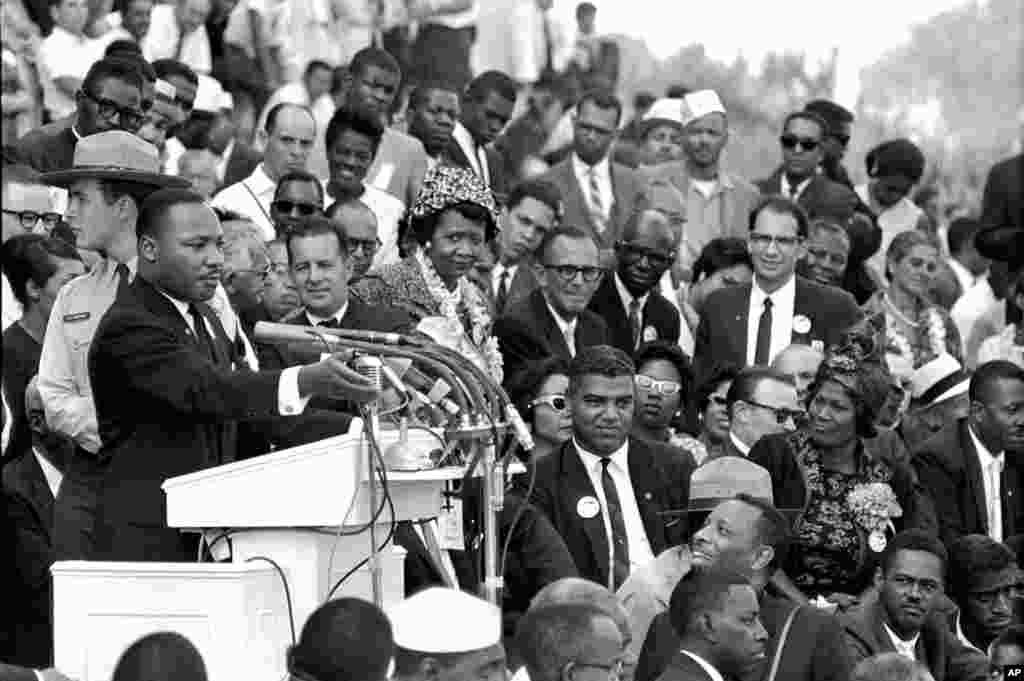 Martin Luther King Jr., yana gabatar da mashahurin jawabinsa na &quot;Na Yi mafarki&quot; (I Have A Dream) gaban dubun dubatan jama&#39;a a farfajiyar ginin tunawa da shugaba Abraham Lincoln a Washington, DC, ran 28 Agusta, 1963.