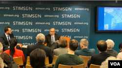 លោក Brian Eyler នាយក​ផ្នែក​គម្រោង​សិក្សា​តំបន់​អាស៊ី​អាគ្នេយ៍​នៅ​វិទ្យាស្ថាន Stimson និង​ជា​អ្នកនិពន្ធ​សៀវភៅ «Last Days of the Mighty Mekong» (ខាង​ឆ្វេង) និង​លោក Jon Fasman អ្នក​ឆ្លើយឆ្លង​ព័ត៌មាន​ឲ្យ​ទស្សនាវដ្ដី the Economist ប្រចាំ​ទីក្រុង​វ៉ាស៊ីនតោន (ខា