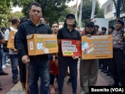 Direktur Eksekutif SAFEnet Damar Juniarto dan aktivis lainnya saat hendak memberikan somasi ke Menkominfo Rudiantara, Jumat, 23 Agustus 2019. (Foto: VOA/Sasmito)