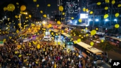 ဟားမတ်စ်၏ ဖမ်းဆီးမှုခံထားရသည့် အစ္စရေးလ်လူမျိုးများ အဖမ်းခံရခြင်း ရက် ၅၀၀ ပြည့်အထိမ်းအမှတ်အဖြစ် မိသားစုဝင်များနှင့် ဝန်းရံသူများက မိုးပျံပူဖောင်းများလွှတ်တင်ပြီး ပြန်လွှတ်ပေးရန် တောင်းဆို။ (၁၇ ဖေဖော်ဝါရီ ၂၀၂၅) (AP)