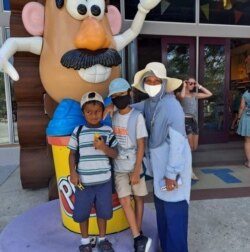 Firzah Hasan dan kedua anaknya (Bushthon, ki, dan Ridho, tengah), warga Maryland (foto: courtesy).