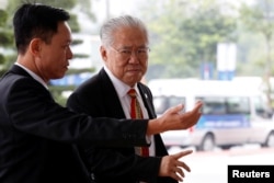 Seorang petugas keamanan Vietnam mengarahkan Menteri Perdagangan Enggartiasto Lukita dalam pertemuan menteri-menteri APEC di Hanoi, Vietnam, 21 Mei 2017. (Foto: Reuters)