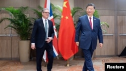 英国首相斯塔默与中国领导人习近平在出席巴西里约热内卢G20峰会期间举行双边会晤。（2024年11月18日）