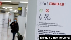 Seorang turis dari Jerman tiba di Bandara Palma de Mallorca menyusul pencabutan karantina bagi para pelawat yang kembali dari Kepulauan Balearic di tengah pandemi COVID-19, Palma de Mallorca, Spanyol, 21 Maret 2021. (Foto: Enrique Calvo/Reuters)