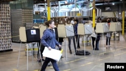 2018年11月6日，在伊利诺伊州芝加哥市“半英亩”啤酒厂，选民们在中期选举中投票。