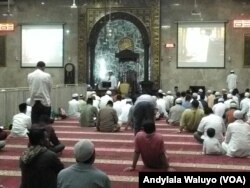 Suasana itikaf di Masjid Sunda kelapa Jakarta pada malam pergantian tahun 2017 2018. (VOA/Andylala)