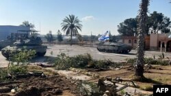 Gambar selebaran yang dirilis oleh tentara Israel menunjukkan tank tim tempur Brigade 401 memasuki perbatasan Rafah sisi Palestina yang melintasi antara Gaza dan Mesir di Jalur Gaza selatan, 7 Mei 2024.