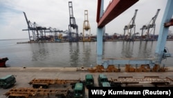 Truk-truk pengangkut barang parkir di Pelabuhan Tanjung Priok, Jakarta, 6 Mei 2019. (Foto: Willy Kurniawan/Reuters)