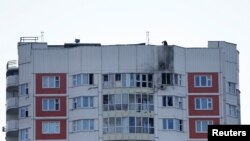 Blok apartemen bertingkat yang rusak menyusul serangan drone yang dilaporkan di Moskow, Rusia, 30 Mei 2023. (REUTERS/Maxim Shemetov)