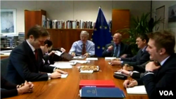 Robert Kuper sa učesnicima dijaloga, jun 2012.