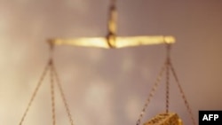 Khoảng 100 nhân viên bán hàng, giám sát viên, và nhân viên quản lý đã giúp hàng ngàn người bán vàng giả né tránh các thủ tục kiểm chứng