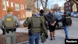 Pripadnici Imigracione i carinske službe hapse ilegalne imigrante u Čikagu (Immigration and Customs Enforcement/Handout via REUTERS)
