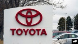 Logo perusahaan terlihat di luar toko dealer Toyota di Lakewood, Colorado. (Foto: AP)