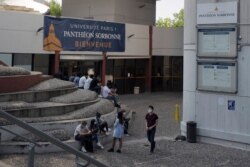Mahasiswa berkumpul di Universitas Tolbiac Pantheon Sorbonne di Paris, Perancis, Kamis, 17 September 2020.
