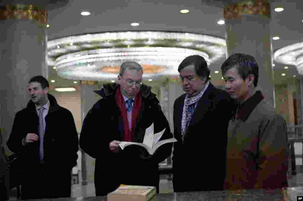 2013年1月9日，谷歌执行董事长施密特与前美国墨西哥州州长理查森在平壤人民大学习堂翻阅一本信息技术教材。