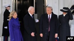 美国总统乔·拜登、第一夫人吉尔·拜登（左）与当选总统唐纳德·特朗普（右二）和妻子梅拉尼娅·特朗普（右）抵达华白宫。