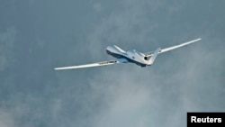 这张美国海军2014年9月18日拍摄的照片显示，MQ-4C“人鱼海神”无人驾驶侦察机在马里兰州帕图克森海军航空站完成首次跨越全国转场飞行。