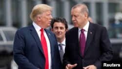 Presiden Turki Tayyip Erdogan saat bertemu Presiden AS Donald Trump (kiri) di sela-sela KTT NATO di Brussels, 11 Juli 2018 lalu.